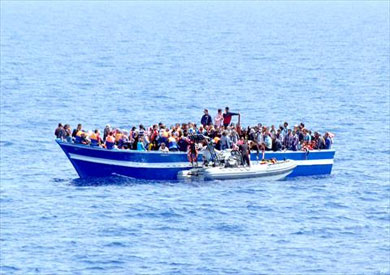 مهاجرين يستقلون قارب في عرض البحر